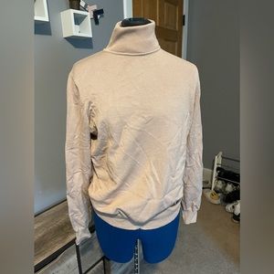 Crème turtle neck sweater